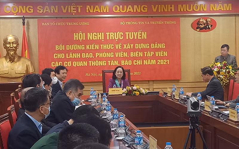 Đồng chí Trương Thị Mai, Ủy viên Bộ Chính trị, Bí thư Trung ương Đảng, Trưởng Ban Tổ chức Trung ương dự và phát biểu tại hội nghị.