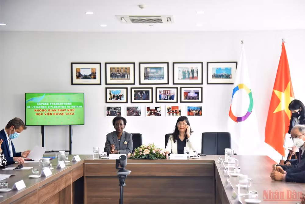 Tổng Thư ký Pháp ngữ Louise Mushikiwabo và Quyền Giám đốc Học viện Ngoại giao Phạm Lan Dung tại buổi lể. (Ảnh: Minh Duy)