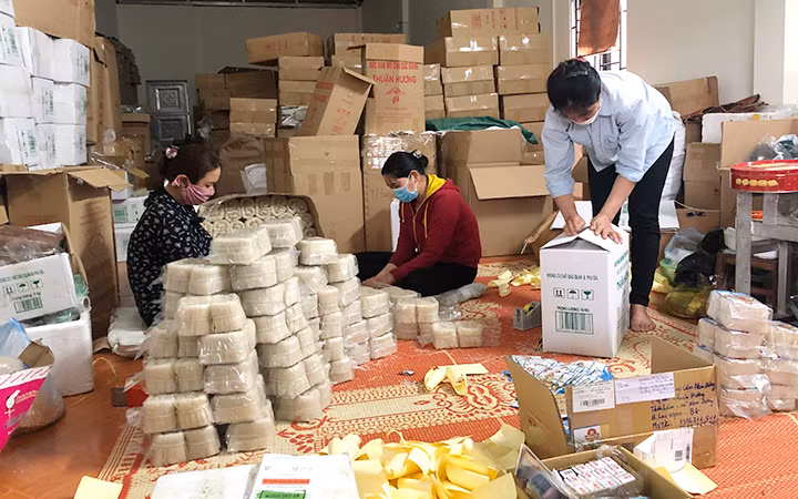 Đóng gói sản phẩm tại Hợp tác xã Sản xuất, kinh doanh, tiêu thụ mì Trại Lâm, xã Nam Dương, huyện Lục Ngạn (Bắc Giang).