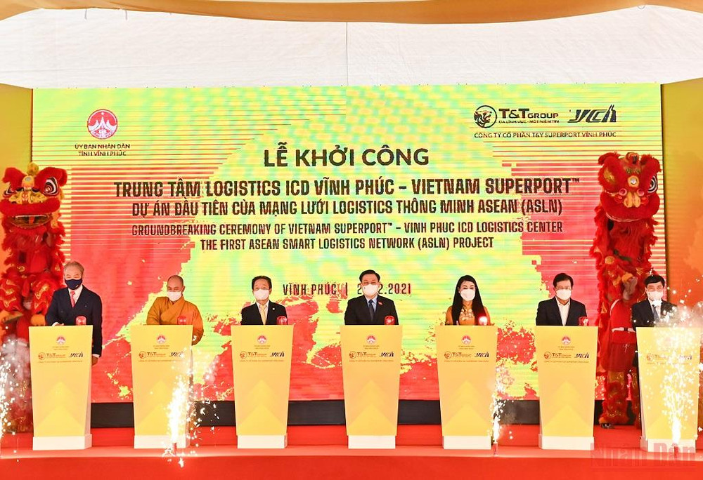 Chủ tịch Quốc hội Vương Đình Huệ cùng các đại biểu bấm nút khởi công dự án. (Ảnh: DUY LINH)