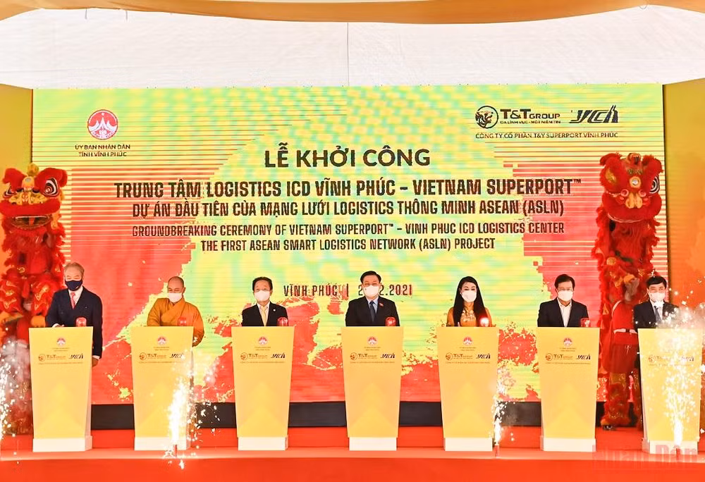 Chủ tịch Quốc hội Vương Đình Huệ cùng các đại biểu bấm nút khởi công dự án. (Ảnh: DUY LINH)