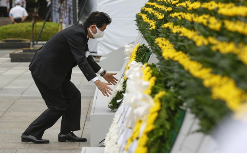 Thủ tướng Nhật Bản Shinzo Abe đặt vòng hoa tưởng nhớ các nạn nhân. (Ảnh: Kyodo News) Thông điệp đoàn kết từ Hiroshima -0