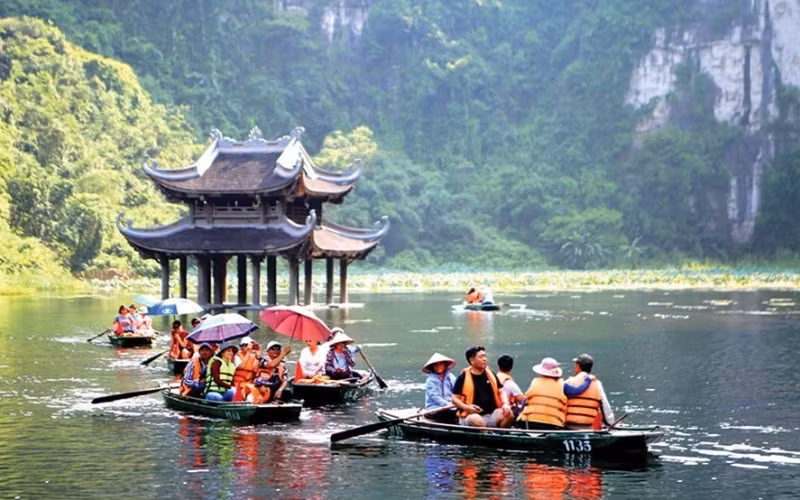 Du khách tham quan Quần thể danh thắng Tràng An, Ninh Bình. (Ảnh: Hồng Hạnh)