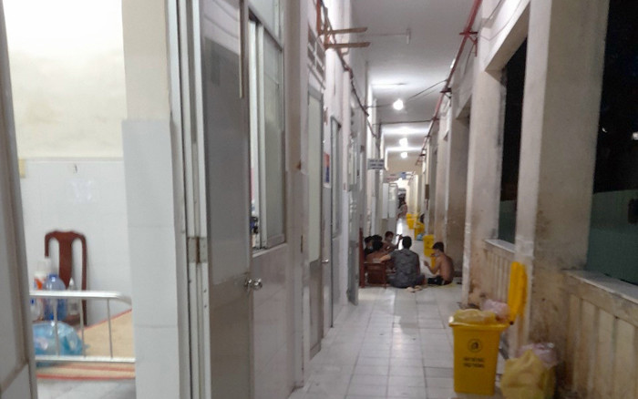 Cảnh tụ tập trong khu cách ly điều trị F0 của Bệnh viện Ung bướu tỉnh. Kiên Giang từ tỉnh “xanh rờn” thành tỉnh “đỏ rực” -0