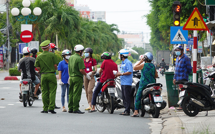 Công an phường Vĩnh Lạc, TP Rạch Giá chặn phương tiện tham gia giao thông xét giấy đi đường trên đường Nguyễn Trung Trực (sáng 12/9). Kiên Giang từ tỉnh “xanh rờn” thành tỉnh “đỏ rực” -0