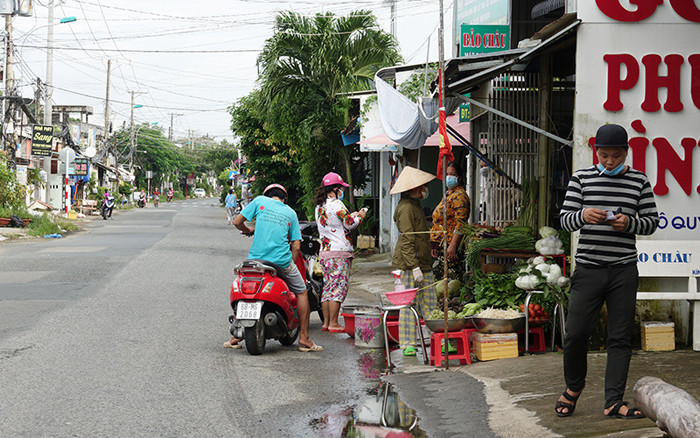 Một sạp hàng trên đường Ngô Quyền (TP Rạch Giá) sáng 12/9. Kiên Giang từ tỉnh “xanh rờn” thành tỉnh “đỏ rực” -0