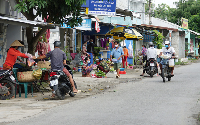 Cảnh họp chợ (tự phát) trên đường đường Huỳnh Tấn Phát, phường Vĩnh Hiệp, TP Rạch Giá. Kiên Giang từ tỉnh “xanh rờn” thành tỉnh “đỏ rực” -0