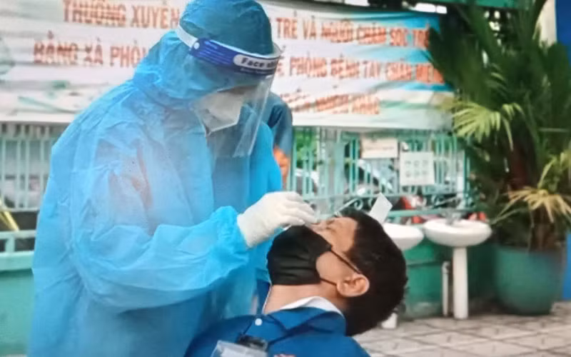 Lái xe công nghệ xét nghiệm nhanh tại Trường mầm non Vàng Anh, quận Gò Vấp sáng 31/8. (Ảnh: QUANG QUÝ)