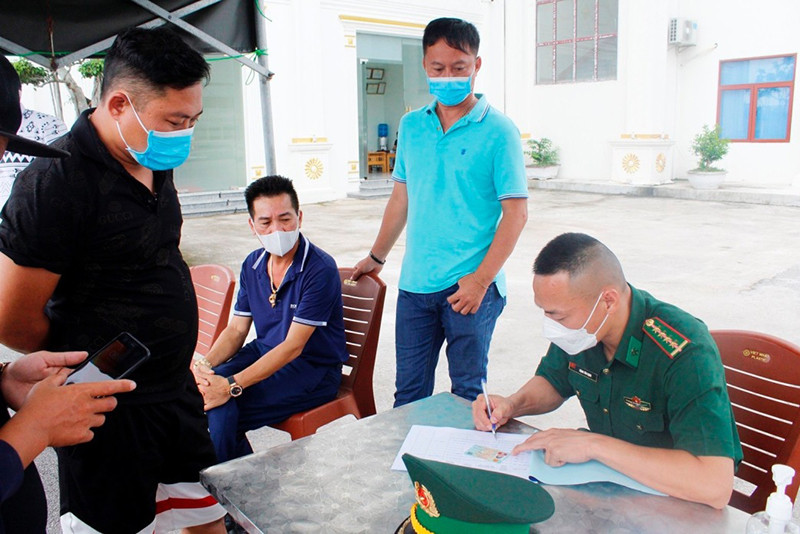 Các chủ phương tiện làm thủ tục đăng ký xuất nhập khẩu hàng hóa qua cặp Cửa khẩu Ka Long-Bến biên mậu Đông Hưng. Chính thức thông quan trở lại Cửa khẩu Ka Long -0