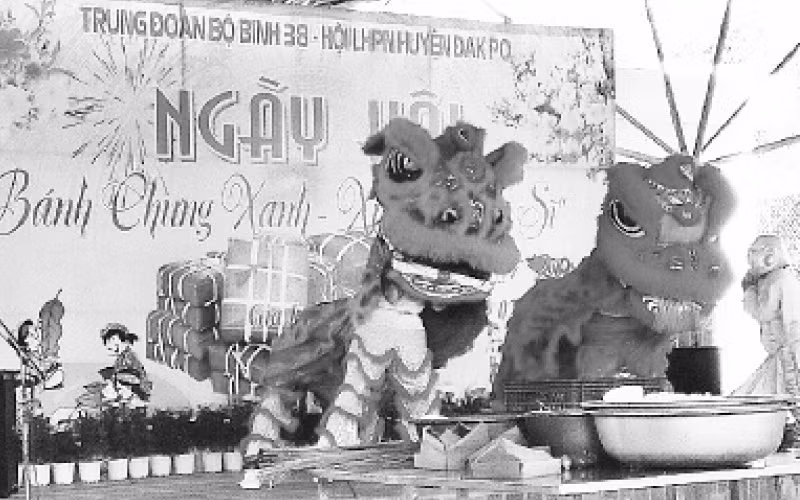 Chiến sĩ Trung đoàn 38 - Sư đoàn 2 (Quân khu 5) - Đoàn Gio An anh hùng biểu diễn múa lân trong Ngày hội bánh chưng xanh.