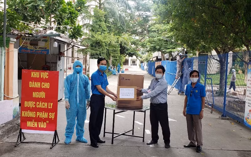 Trao hỗ trợ cho khu cách ly.