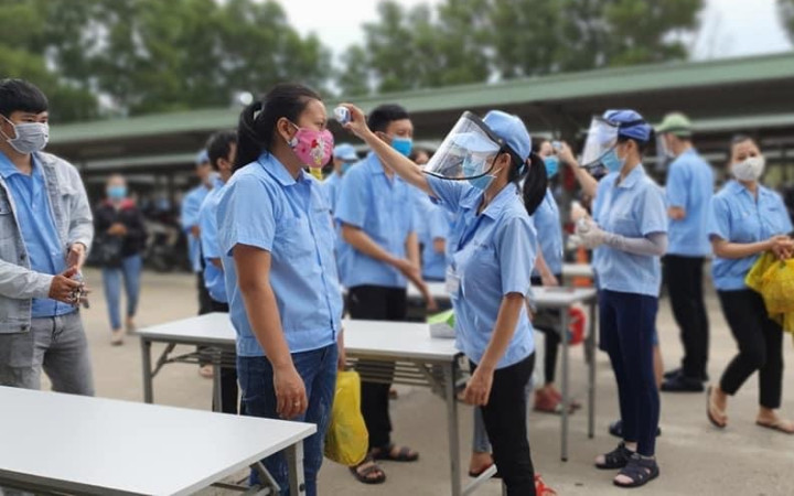 Đo thân nhiệt trước khi vào phân xưởng.