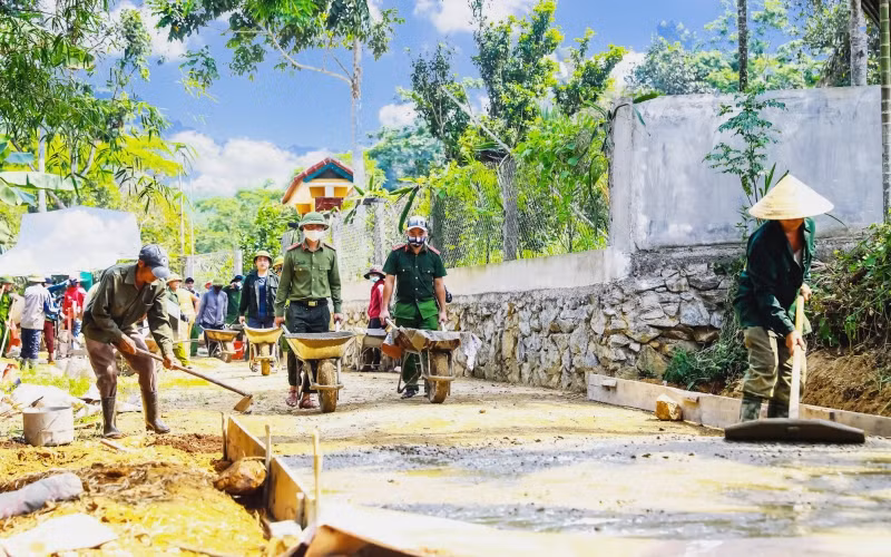 Khơi sức dân hàng trăm kilômẻ đường GTNT ở Hương Sơn được xây dựng trong thời gian qua. 