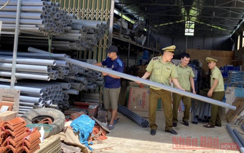 Kiểm tra hàng hóa ống nhựa có dấu hiệu giả mạo nhãn hiệu Tiền Phong.