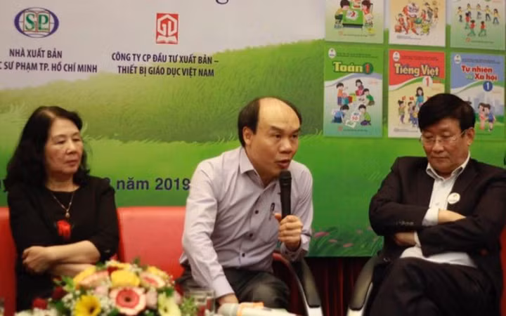 GS Đỗ Đức Thái (giữa) trong buổi Lễ ra mắt bộ sách Cánh Diều.