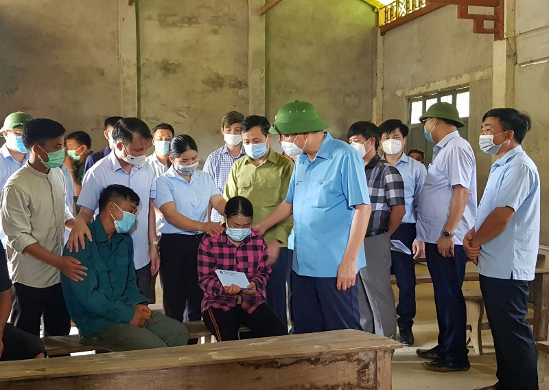 Tổng cục trưởng Phòng, chống thiên tai Trần Quang Hoài thăm hỏi động viên và tặng quà gia đình có người thiệt mạng do mưa lũ gây ra. (Ảnh: Tổng cục Phòng, chống thiên tai) Khắc phục hậu quả do sạt lở đất và mưa lũ -0