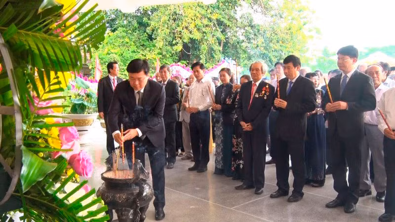 Bí thư Tỉnh ủy Lê Quốc Phong cùng đại biểu thành kính dâng hương tại mộ cụ Phó bảng Nguyễn Sinh Sắc.