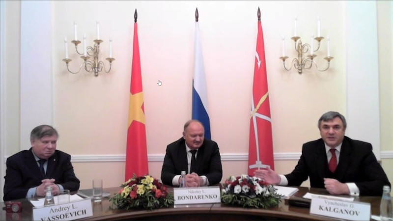 Các đại biểu tại đầu cầu Saint Petersburg. dau_cau_Nga-1607693507890.jpg
