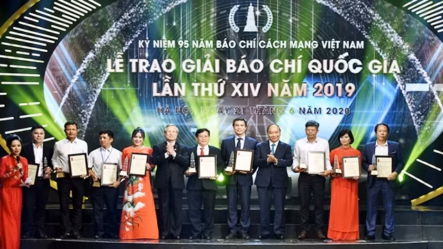 Thủ tướng Nguyễn Xuân Phúc và đồng chí Trần Quốc Vượng, Ủy viên Bộ Chính trị, Thường trực Ban Bí thư trao giải A cho các tác giả, nhóm tác giả có tác phẩm đoạt giải. Ảnh: TRẦN HẢI