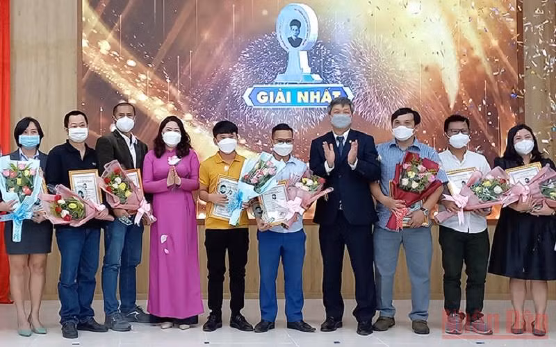 Lãnh đạo tỉnh Quảng Nam trao Giải thưởng Báo chí Huỳnh Thúc Kháng cho tác giả và nhóm tác giả đoạt giải nhất. (Ảnh: QUỐC VIỆT)