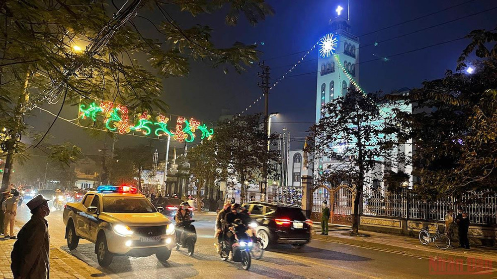 Khung cảnh vắng vẻ trước nhà thờ Khoái Đồng, TP Nam Định. 3namdinh-1640362597031.jpeg