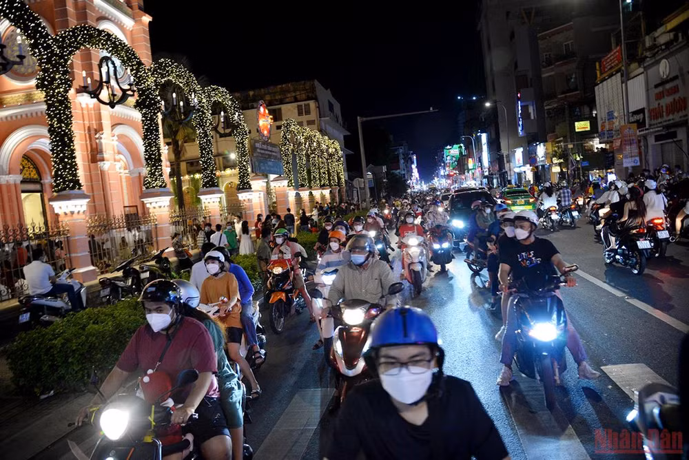 Một mùa Giáng sinh đặc biệt của 2 thành phố lớn Hà Nội và thành phố Hồ Chí Minh -0