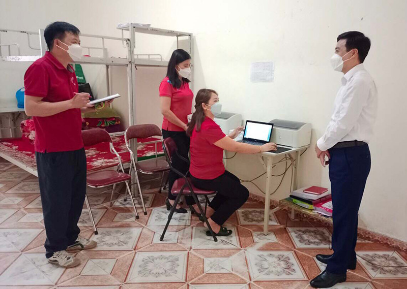 Thầy cô giáo Trường phổ thông dân tộc nội trú huyện Na Rì cùng ở lại trường với học sinh. “Ba cùng” với học sinh vùng cao -0