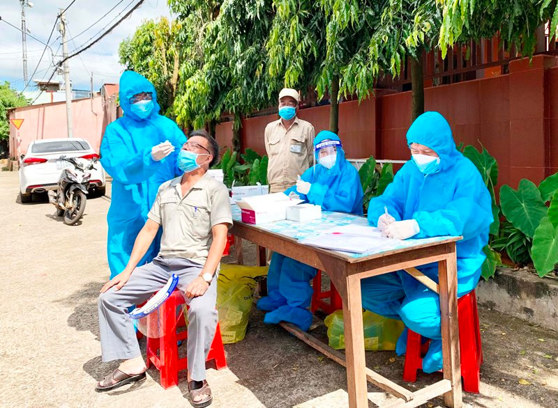 Nhân viên y tế lấy mẫu xét nghiệm cho người dân khu vực chợ Bà Định (phường Yên Đổ). Thành phố Pleiku khẩn cấp xét nghiệm diện rộng -0