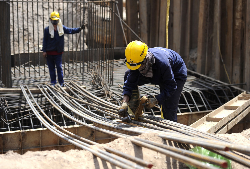 Công nhân vất vả làm việc trên công trường thuộc quận Long Biên (Hà Nội). Người dân Hà Nội vất vả mưu sinh dưới trời nóng 40 độ C -0