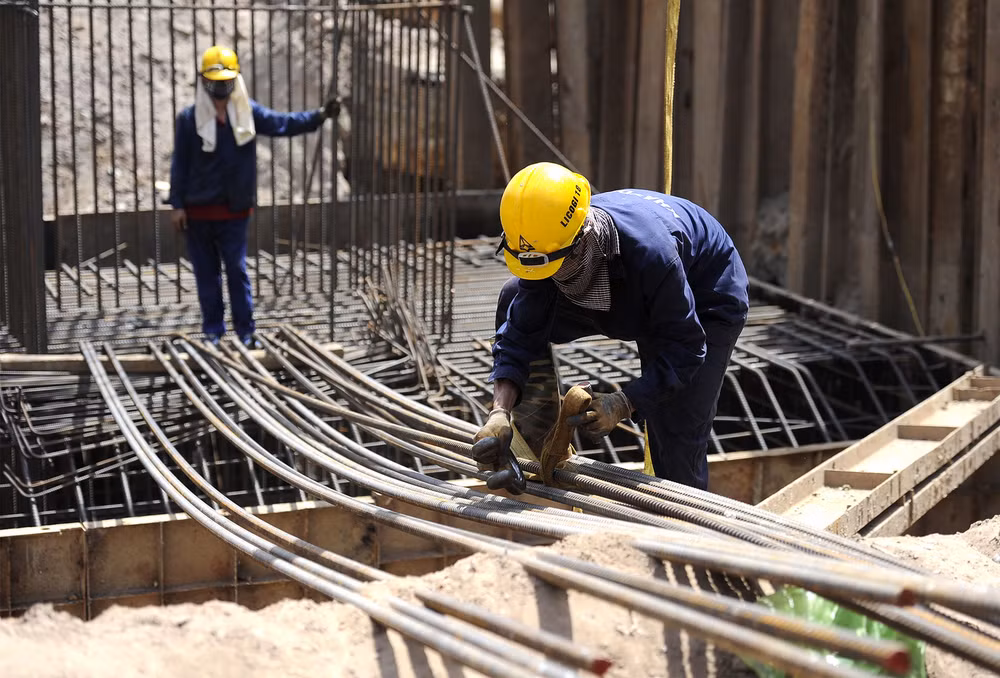 Người dân Hà Nội vất vả mưu sinh dưới trời nóng 40 độ C -0