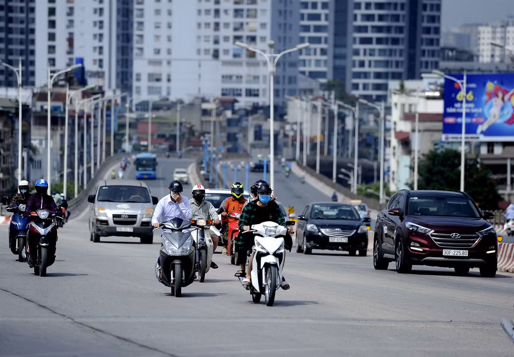 Thời tiết nắng nóng gay gắt tại Hà Nội lên đến hơn 40 độ C khiến nhiều người dân bịt kín mít, gặp khó khăn khi mưu sinh, di chuyển trên đường. 