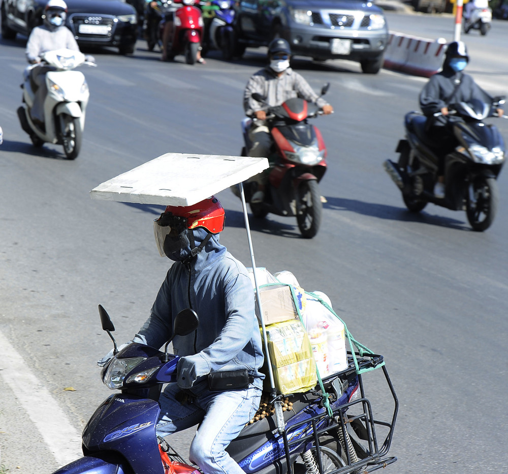 Một kiểu che nắng của người đi giao hàng. Người dân Hà Nội vất vả mưu sinh dưới trời nóng 40 độ C -0
