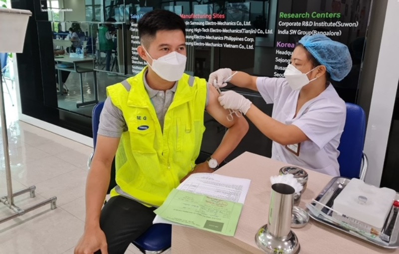 Đến nay, khoảng 25% công nhân các KCN Thái Nguyên được tiêm một mũi vaccine phòng Covid-19. Thái Nguyên bảo vệ các khu công nghiệp trước đại dịch -0