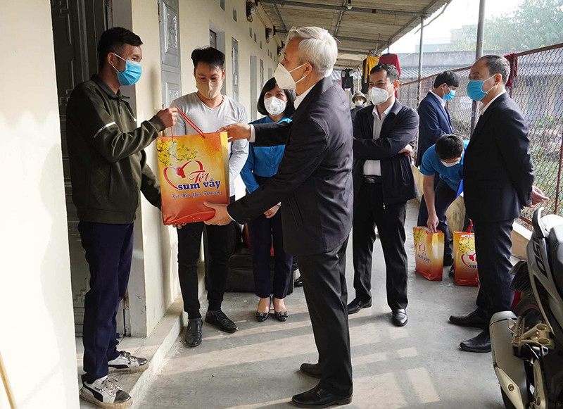 Lãnh đạo TP Hải Dương tặng quà những công nhân không về quê ăn Tết để bảo đảm phòng, chống dịch. Các địa phương chăm lo cho người lao động không về quê đón Tết -0