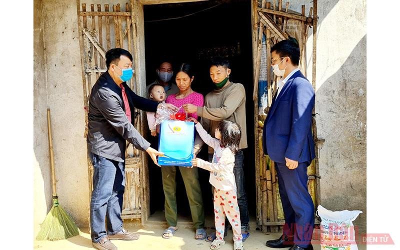Tặng quà cho gia đình anh Lỷ Quay Mềnh ở thôn Hợp Thành, xã Phong Dụ , huyện Tiên Yên (Quảng Ninh). Báo Nhân Dân phối hợp tặng quà Tết cho các nhân chất độc da cam, hộ nghèo -0