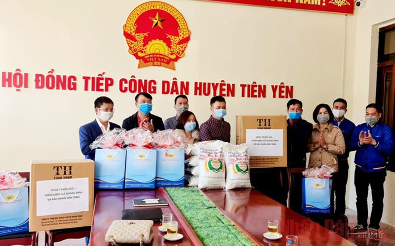 Văn phòng Báo Nhân Dân tại Quảng Ninh và Công ty CP hợp doanh Đấu giá và Thẩm định giá Quảng Ninh tặng huyện Tiên Yên 5.000 chiếc khẩu trang y tế. Báo Nhân Dân phối hợp tặng quà Tết cho các nhân chất độc da cam, hộ nghèo -0