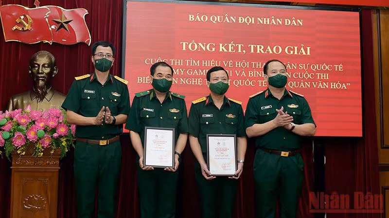 Thiếu tướng Đoàn Xuân Bộ, Tổng biên tập Báo Quân đội nhân dân và lãnh đạo Cục Tuyên huấn trao giải thưởng cho 02 tập thể.