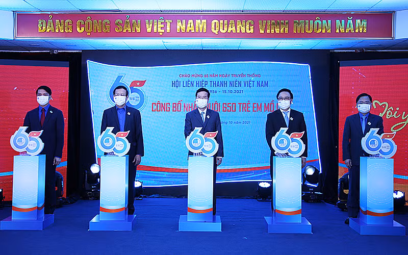 Các đồng chí lãnh đạo Đảng, Nhà nước khởi động chương trình đồng hành đến năm 18 tuổi đối với 650 trẻ mồ côi do đại dịch.