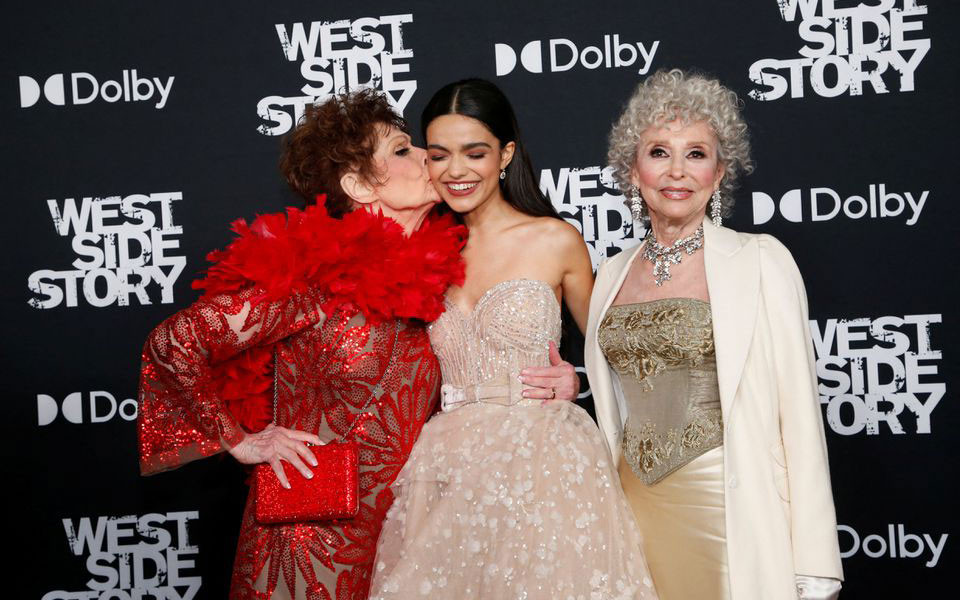 Các diễn viên phim "West Side Story" trong buổi ra mắt phim cuối năm 2021. (Ảnh Reuters) “Power of the Dog” và “West Side Story” giành giải Quả cầu vàng -0