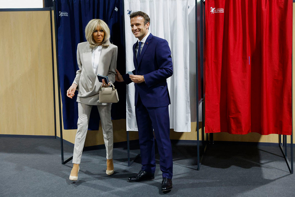 Ông Emmanuel Macron và Phu nhân hoàn thành bỏ phiếu vòng hai. (Ảnh: Reuters) Pháp -0