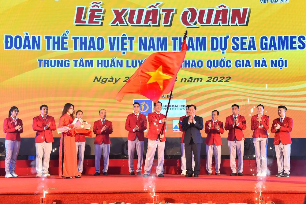 Trưởng đoàn Thể thao Việt Nam Trần Đức Phấn nhận lá cờ Tổ quốc từ Phó Thủ tướng Thường trực Phạm Bình Minh. Đoàn thể thao Việt Nam xuất quân tham dự SEA Games 31 -0