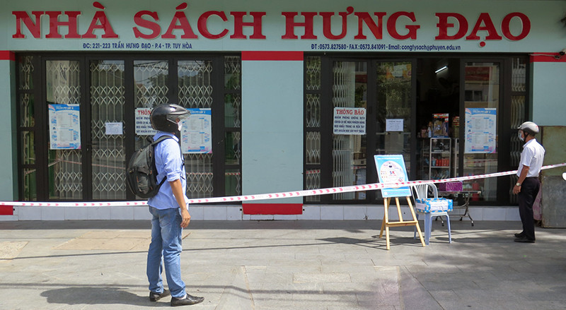 Phụ huynh đang tranh thủ mua sách cho con em tại một nhà sách trên đường Trần Hưng Đạo, thành phố Tuy Hòa. s1-1630739070579.jpg