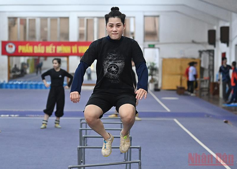 Đan xen với các buổi tập kỹ thuật, kiểm tra nội bộ, ban huấn luyện cũng chú trọng việc rèn thể lực cho các vận động viên, để có thể bảo đảm đáp ứng khối lượng giáo án đề ra, cũng như sự thanh thoát khi thi đấu. Wushu - mỏ vàng của Thể thao Việt Nam -0