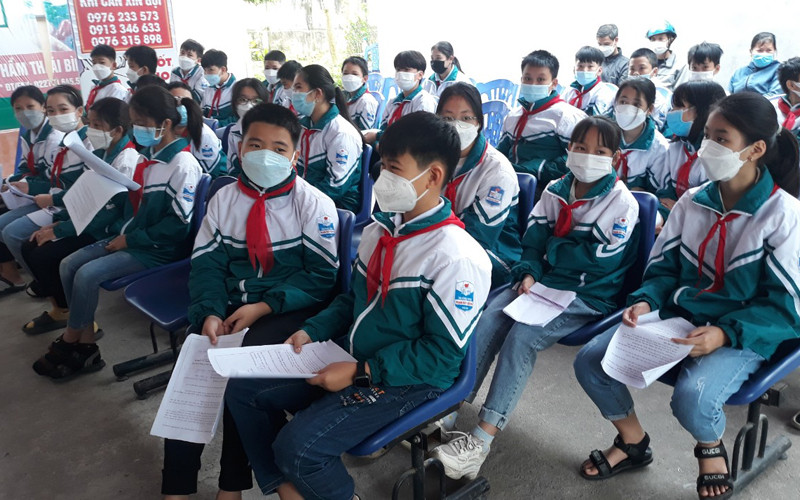 40 học sinh lớp 6, Trường trung học cơ sở Phạm Huy Quang (thị trấn Đông Hưng, huyện Đông Hưng, tỉnh Thái Bình) được tiêm vaccine ngừa Covid-19 sáng 19/4. Thái Bình tiêm vaccine ngừa Covid-19 cho 40 trẻ em đầu tiên đủ 12 tuổi -0