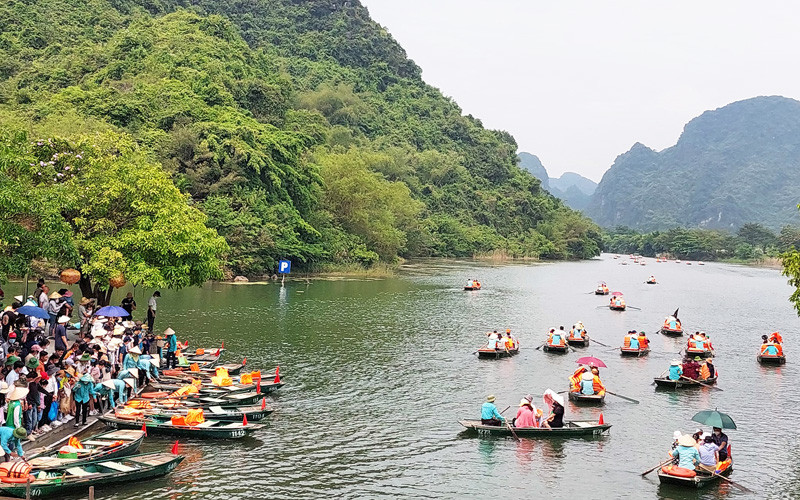 Khu du lịch Tràng An tấp nập khách dịp lễ Giỗ Tổ (Ảnh: CTV) Du lịch Việt Nam đang trên đà phục hồi mạnh mẽ -0