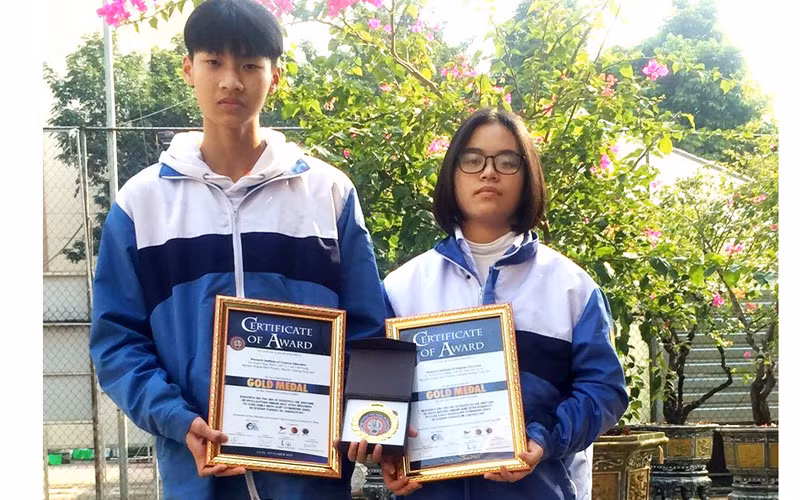 Hai học sinh Trường THPT Chuyên Lào Cai đoạt Huy chương vàng cuộc thi “Sáng chế Quốc tế Prix Eiffel 2021” 