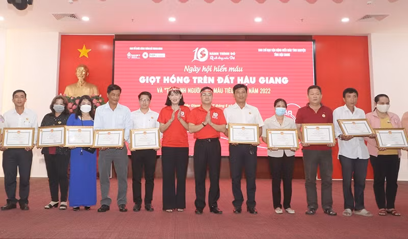 Tặng Bằng khen cho các cá nhân.