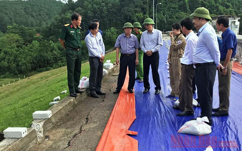 Các ngành liên quan nắm bắt tình hình, tìm biện pháp xử lý vết nứt trên đê sông Mực. Thanh Hóa chủ động phòng ngập nước, sạt lở đất do hoàn lưu sau bão số 7 -0