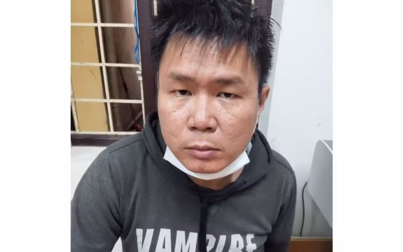 Đối tượng cướp ngân hàng bị lực lượng công an bắt giữ.