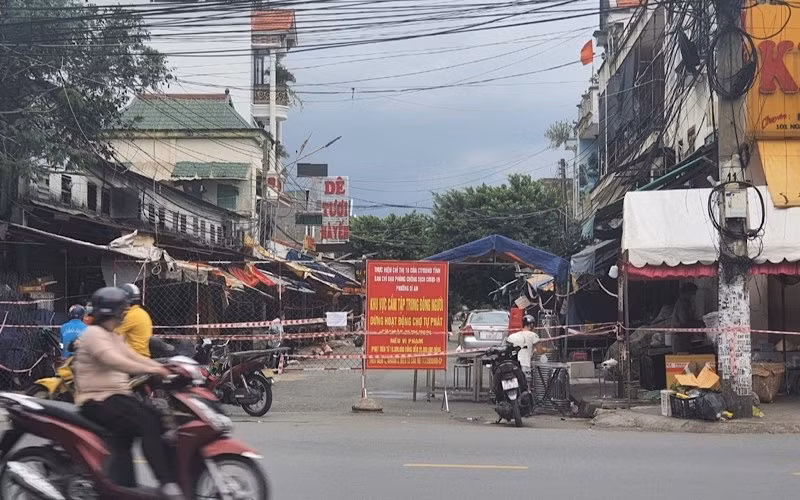 Phong tỏa một khu vực liên quan ca mắc Covid-19 tại khu phố Nhị Đồng, phường Dĩ An, thành phố Dĩ An.